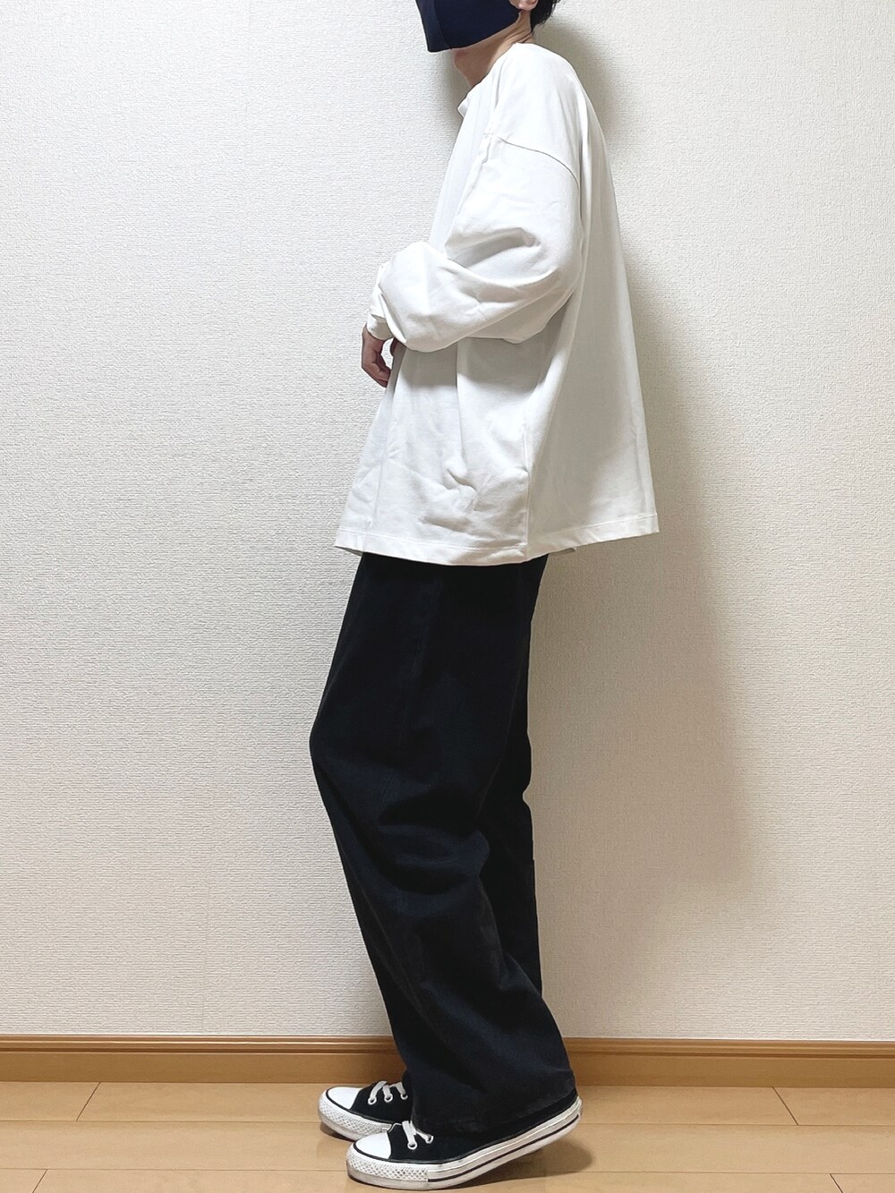 ホワイト系のTシャツ/カットソー、ブラック系のデニムパンツ、ブラック系のスニーカーを着用したメンズの秋コーディネートの3枚目の写真