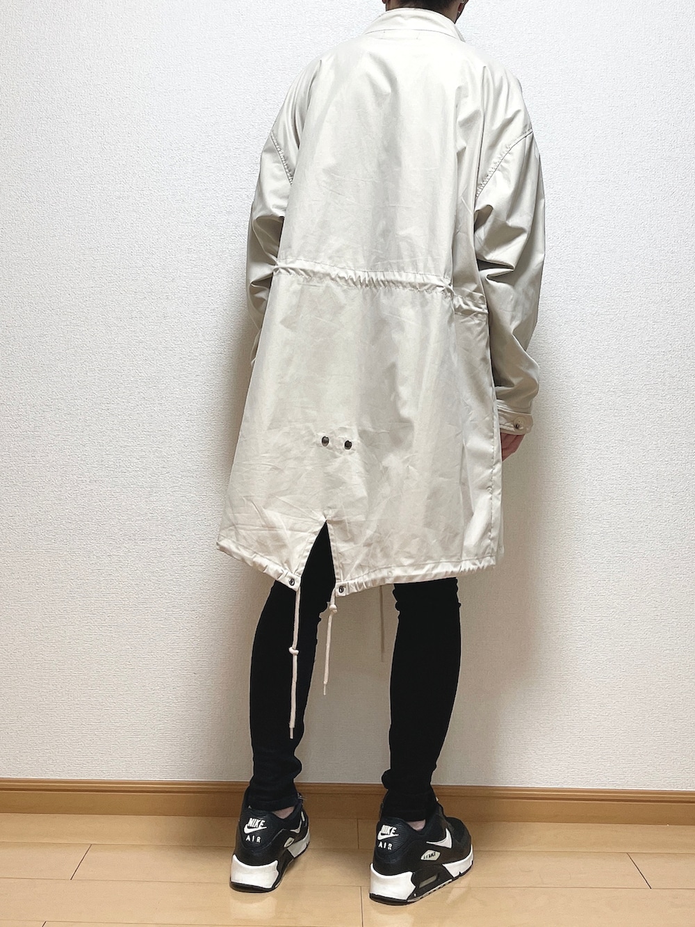 ベージュ系のモッズコート、ブラック系のスウェット、ブラック系のTシャツ/カットソーを着用したメンズの冬コーディネートの4枚目の写真