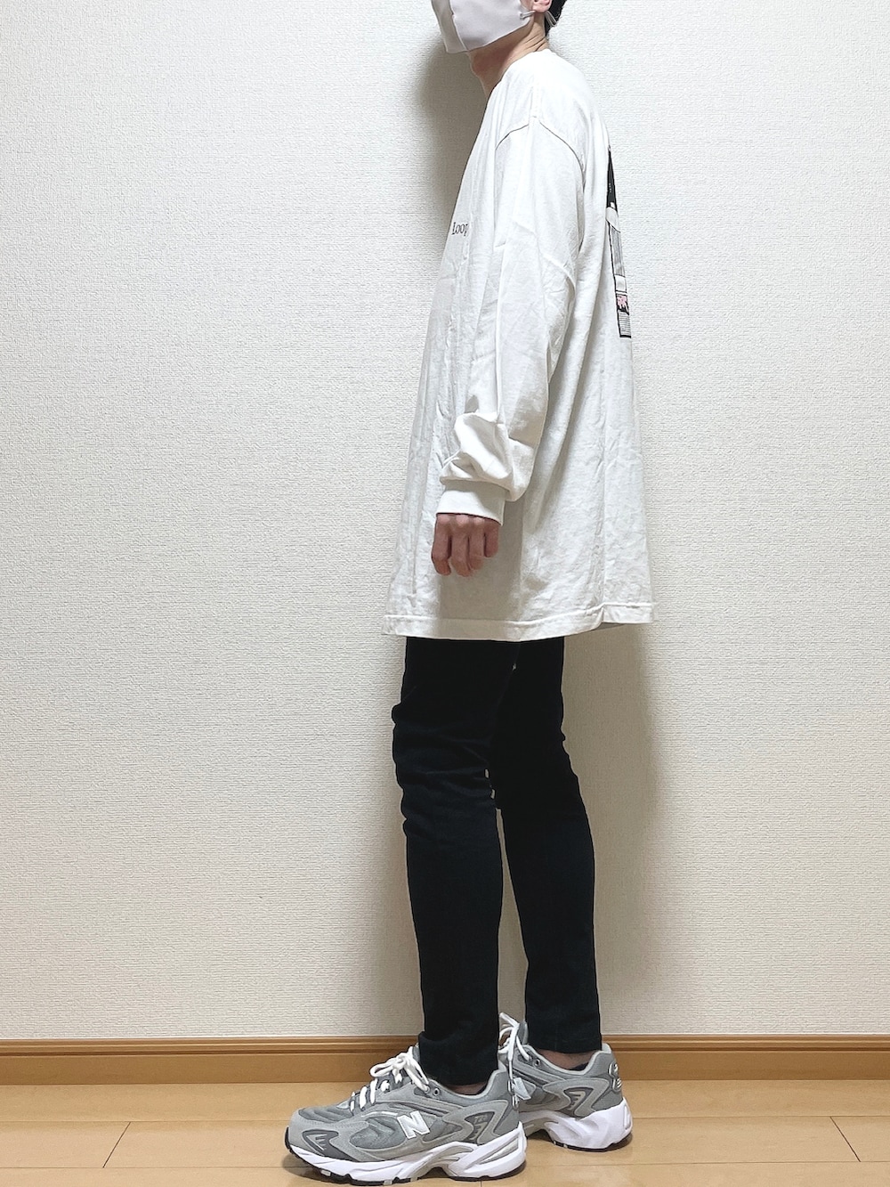 ホワイト系のTシャツ/カットソー、ブラック系のデニムパンツ、グレー系のスニーカーを着用したメンズの春コーディネートの4枚目の写真