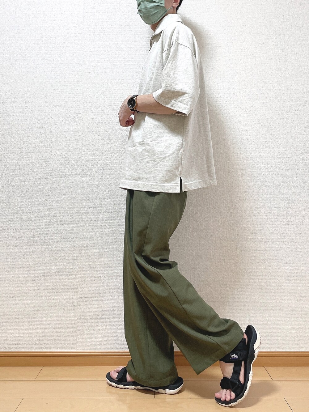 ベージュ系のTシャツ/カットソー、グリーン系のその他パンツ、ブラック系のサンダルを着用したメンズの夏コーディネートの3枚目の写真
