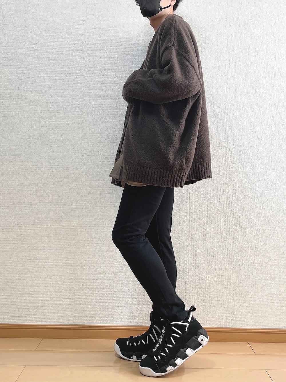 ブラウン系のカーディガン/ボレロ、ブラウン系のシャツ/ブラウス、ブラック系のデニムパンツを着用したメンズの秋コーディネートの3枚目の写真