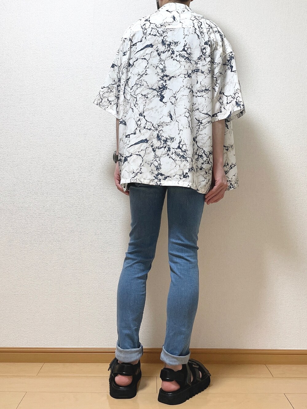 ホワイト系のシャツ/ブラウス、ブラック系のTシャツ/カットソー、ブルー系のデニムパンツを着用したメンズの夏コーディネートの4枚目の写真