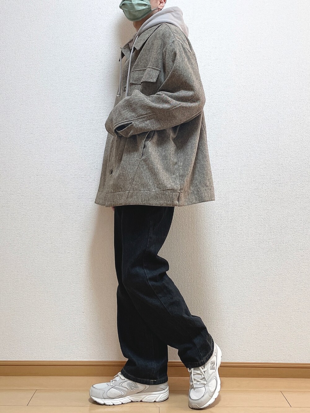 ブラウン系のシャツ/ブラウス、ベージュ系のパーカー、ブラック系のデニムパンツを着用したメンズの冬コーディネートの3枚目の写真