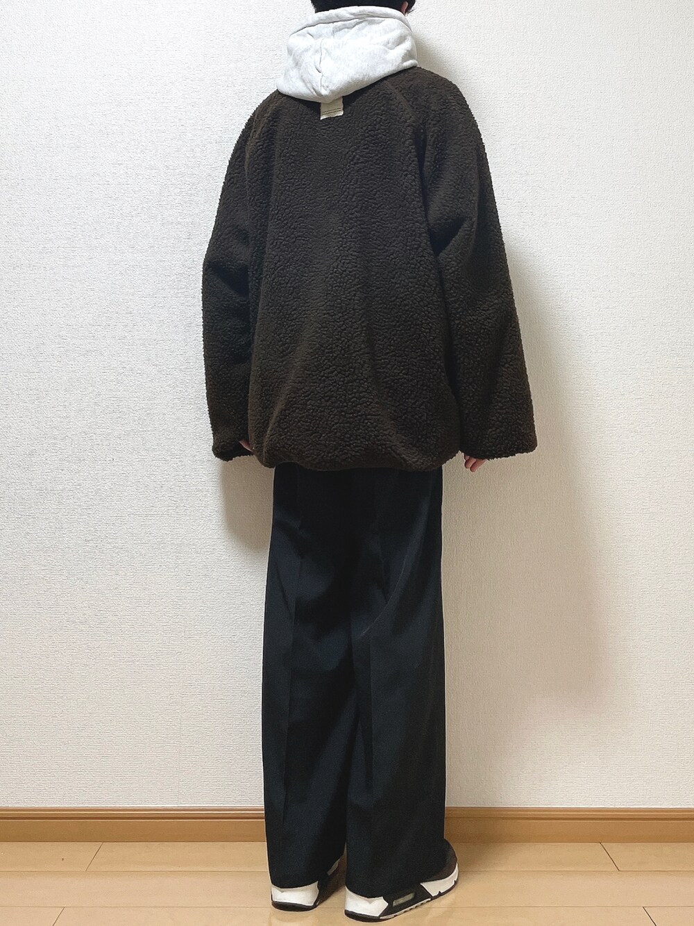 ブラウン系のブルゾン、グレー系のパーカー、ホワイト系のTシャツ/カットソーを着用したメンズの冬コーディネートの4枚目の写真