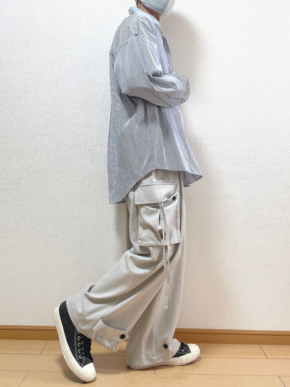 その他のシャツ/ブラウス、グレー系のカーゴパンツ、ブラック系のスニーカーを着用したメンズの秋コーディネートの2枚目の写真