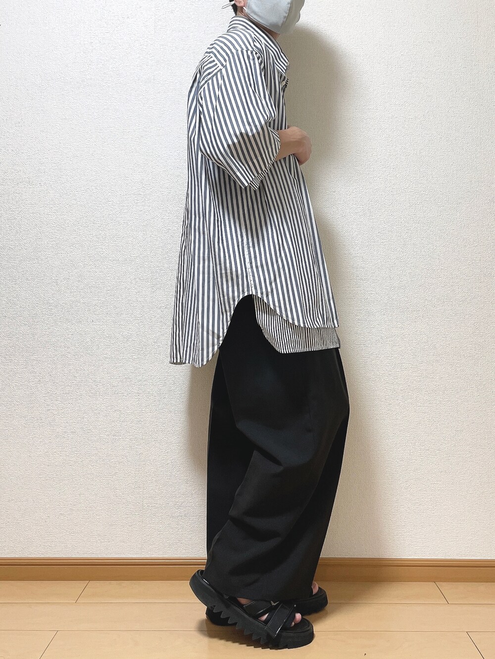 ホワイト系のシャツ/ブラウス、ブラック系のスラックス、ブラック系のサンダルを着用したメンズの夏コーディネートの2枚目の写真