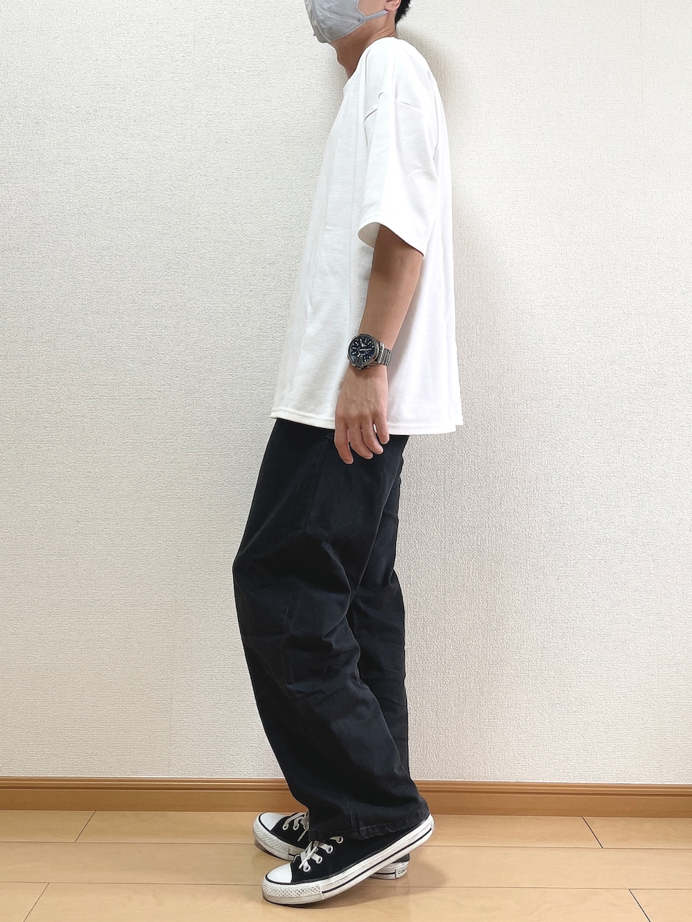 ホワイト系のTシャツ/カットソー、ブラック系のデニムパンツ、ブラック系のスニーカーを着用したメンズの秋コーディネートの3枚目の写真