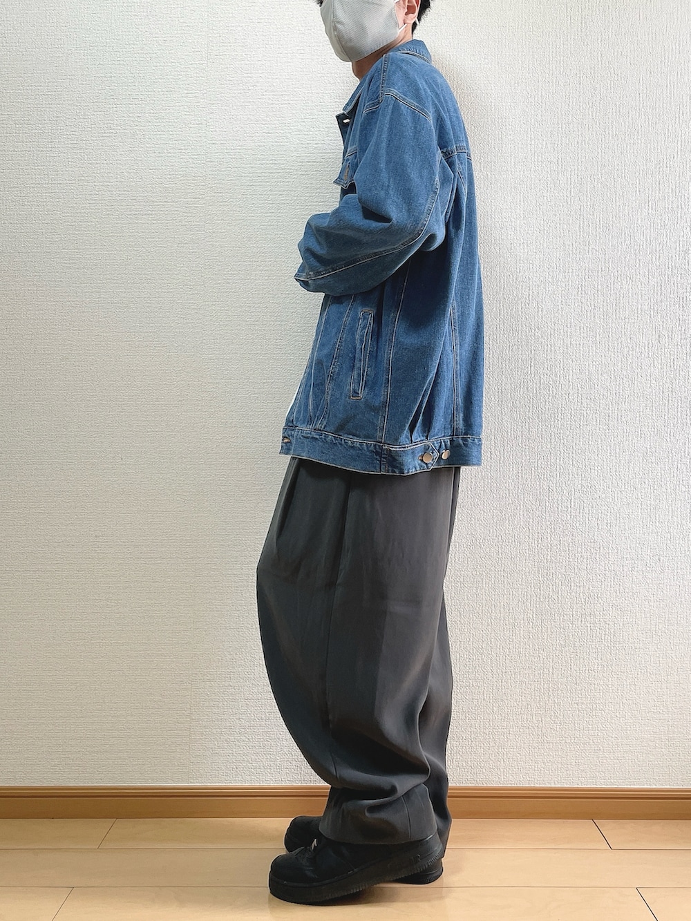 ブルー系のデニムジャケット、ホワイト系のTシャツ/カットソー、グレー系のスラックスを着用したメンズの春コーディネートの3枚目の写真