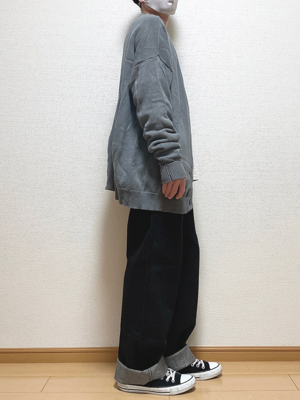ブルー系のカーディガン/ボレロ、グリーン系のTシャツ/カットソー、ブラック系のデニムパンツを着用したメンズの春コーディネートの2枚目の写真