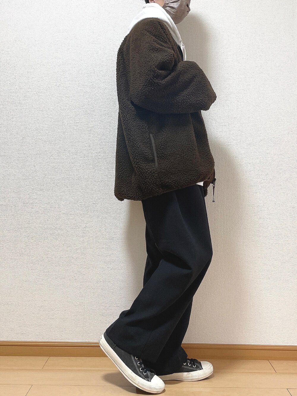 ブラウン系のブルゾン、ホワイト系のパーカー、ブラック系のその他パンツを着用したメンズの秋コーディネートの2枚目の写真