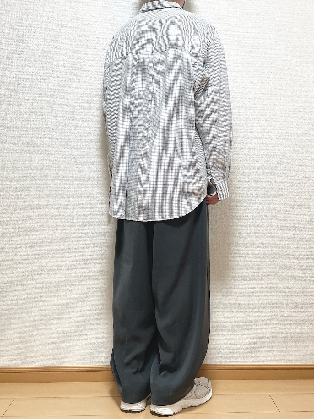 ブラック系のシャツ/ブラウス、ホワイト系のTシャツ/カットソー、グレー系のスラックスを着用したメンズの春コーディネートの4枚目の写真