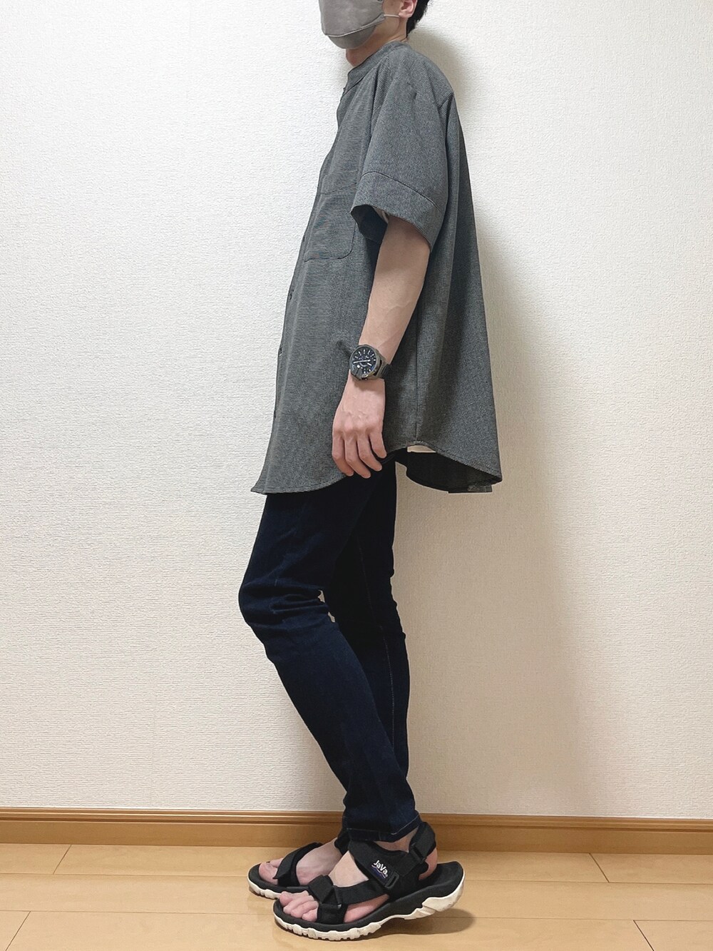 ブラック系のシャツ/ブラウス、ブルー系のデニムパンツ、ブラック系のサンダルを着用したメンズの夏コーディネートの3枚目の写真