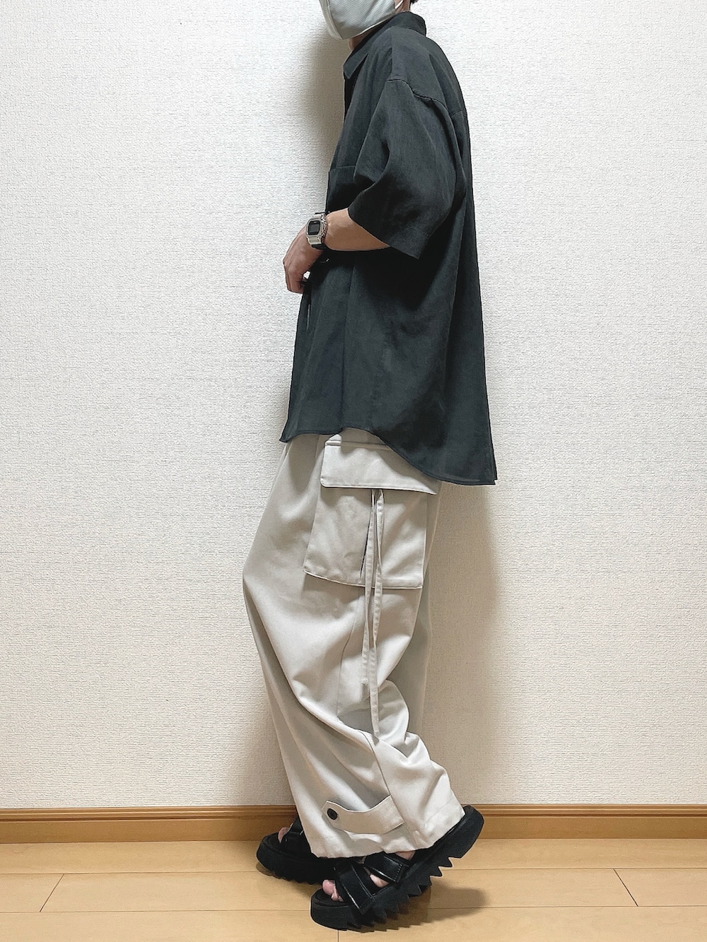 グレー系のシャツ/ブラウス、グレー系のカーゴパンツ、ブラック系のサンダルを着用したメンズの夏コーディネートの3枚目の写真