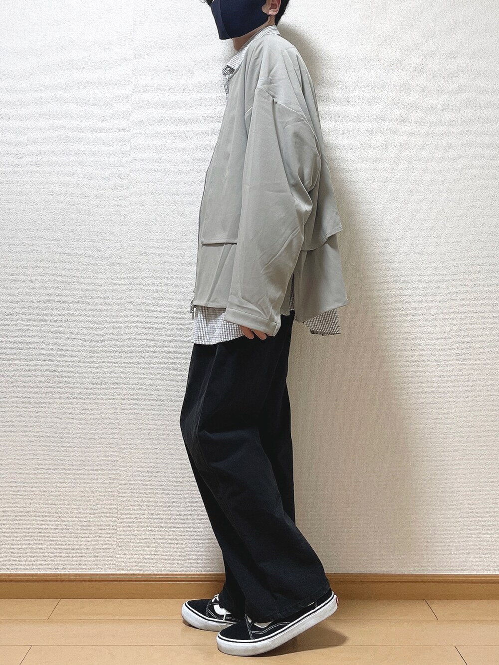 グレー系のブルゾン、ブラック系のシャツ/ブラウス、ブラック系のデニムパンツを着用したメンズの冬コーディネートの3枚目の写真