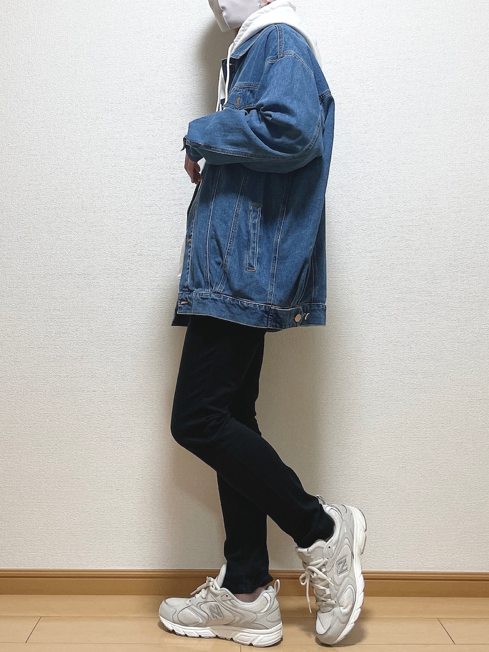 ブルー系のデニムジャケット、ブラック系のデニムパンツ、ホワイト系のスニーカーを着用したメンズの春コーディネートの3枚目の写真