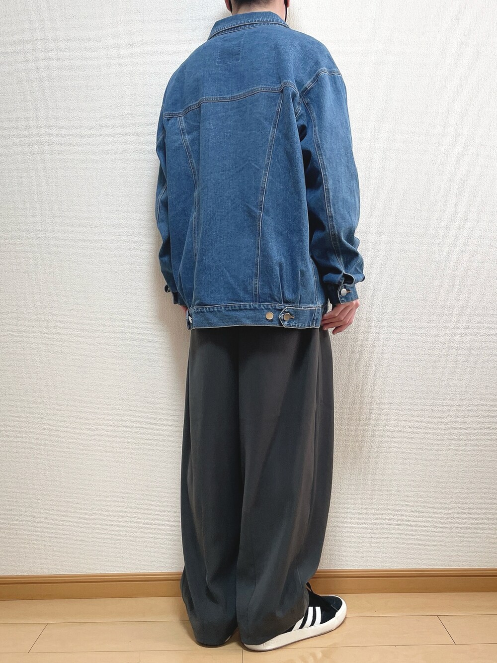 ブルー系のデニムジャケット、ホワイト系のTシャツ/カットソー、グレー系のスラックスを着用したメンズの春コーディネートの4枚目の写真