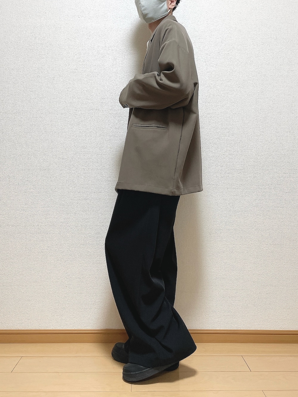 ブラウン系のテーラードジャケット、ホワイト系のTシャツ/カットソー、ブラック系のその他パンツを着用したメンズの秋コーディネートの3枚目の写真