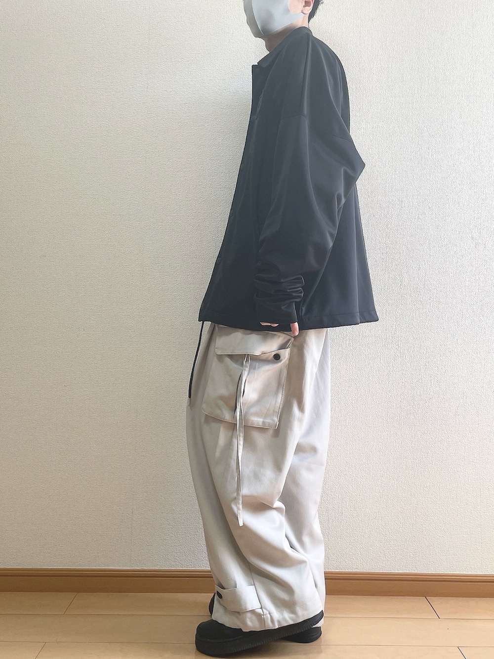 ブラック系のブルゾン、ブラック系のスウェット、グレー系のカーゴパンツを着用したメンズの春コーディネートの3枚目の写真