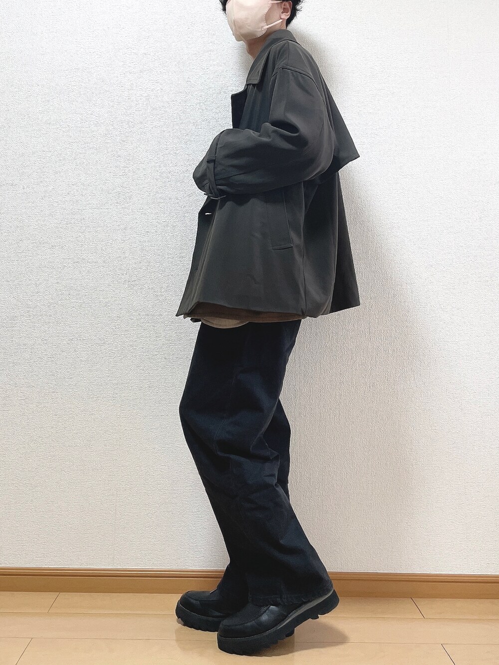 ブラウン系のトレンチコート、ブラウン系のシャツ/ブラウス、ブラック系のデニムパンツを着用したメンズの秋コーディネートの3枚目の写真