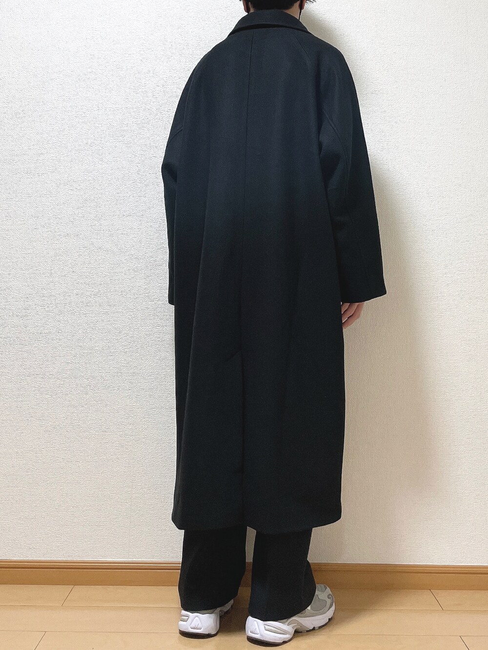 グレー系のスウェット、ブラック系のTシャツ/カットソー、ブラック系のその他パンツを着用したメンズの秋コーディネートの4枚目の写真