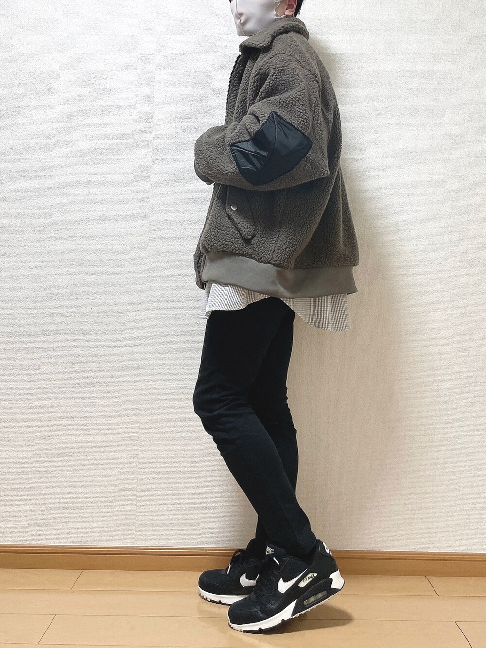 ベージュ系のブルゾン、ブラック系のシャツ/ブラウス、ブラック系のデニムパンツを着用したメンズの冬コーディネートの3枚目の写真