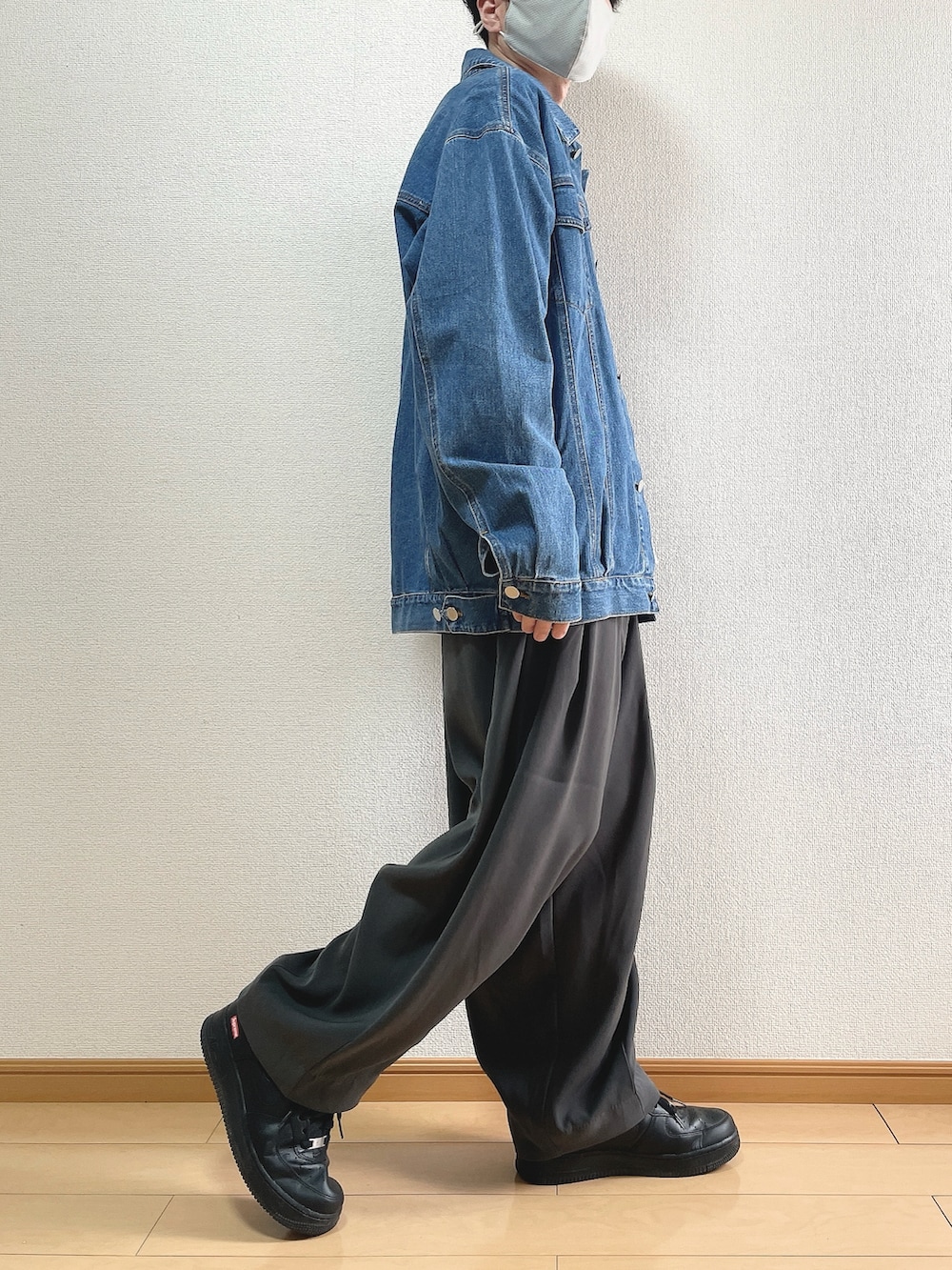 ブルー系のデニムジャケット、ホワイト系のTシャツ/カットソー、グレー系のスラックスを着用したメンズの春コーディネートの2枚目の写真