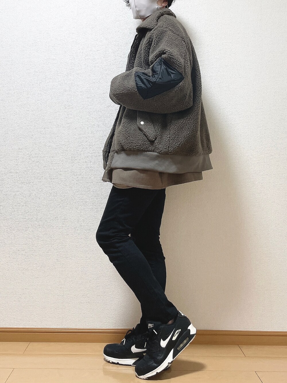 ベージュ系のブルゾン、ブラウン系のシャツ/ブラウス、ブラック系のデニムパンツを着用したメンズの冬コーディネートの3枚目の写真