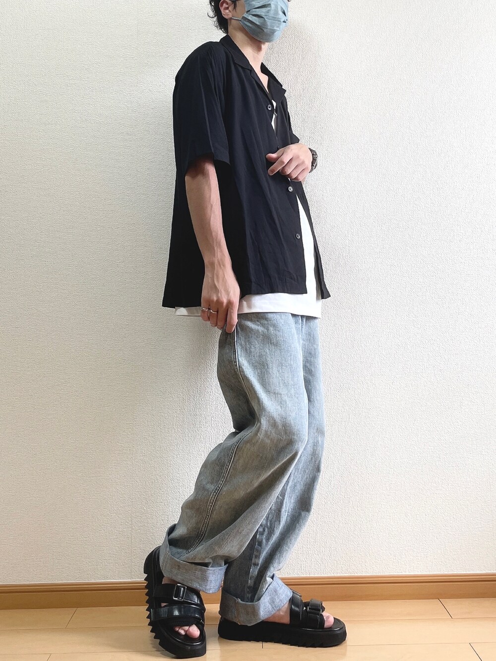 ブラック系のシャツ/ブラウス、ホワイト系のタンクトップ、ブルー系のデニムパンツを着用したメンズの夏コーディネートの2枚目の写真