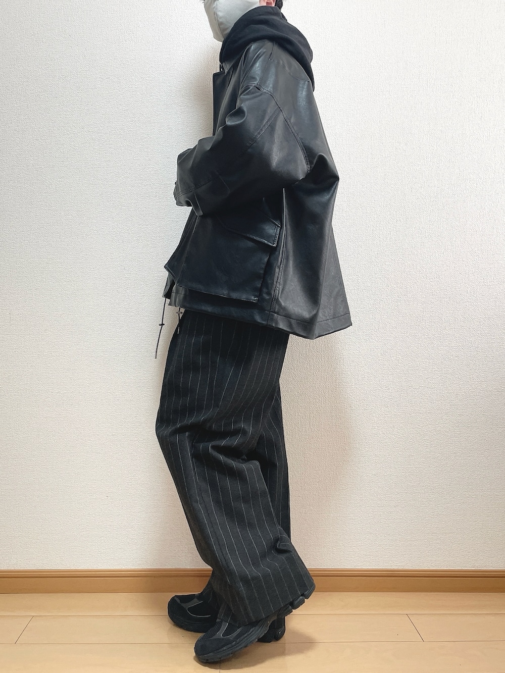 ブラック系のブルゾン、ブラック系のパーカー、ブラック系のパンツを着用したメンズの春コーディネートの3枚目の写真