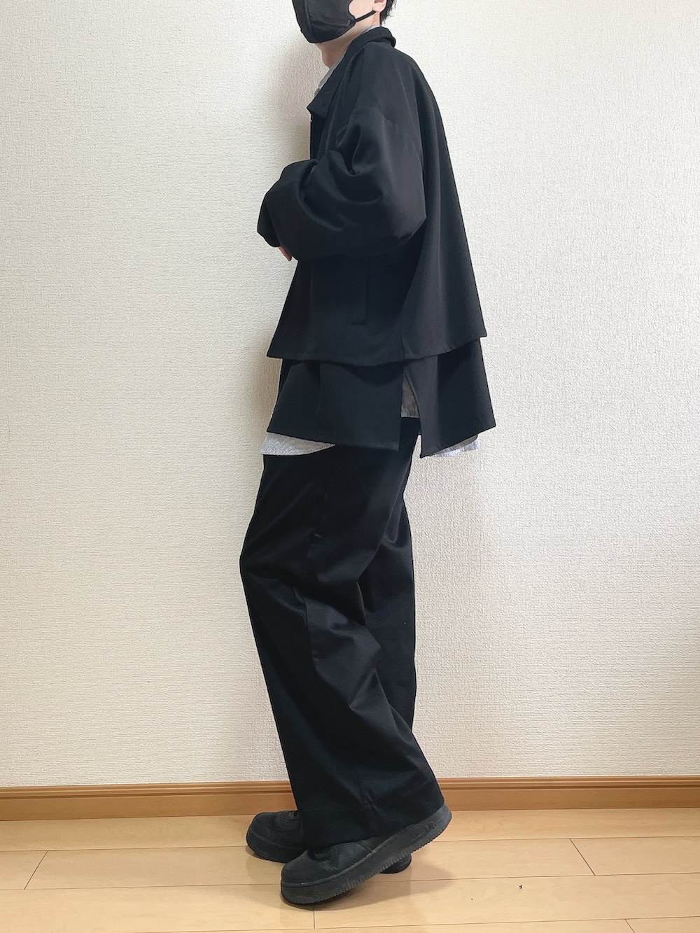 ブラック系のブルゾン、その他のシャツ/ブラウス、ブラック系のスラックスを着用したメンズの春コーディネートの3枚目の写真