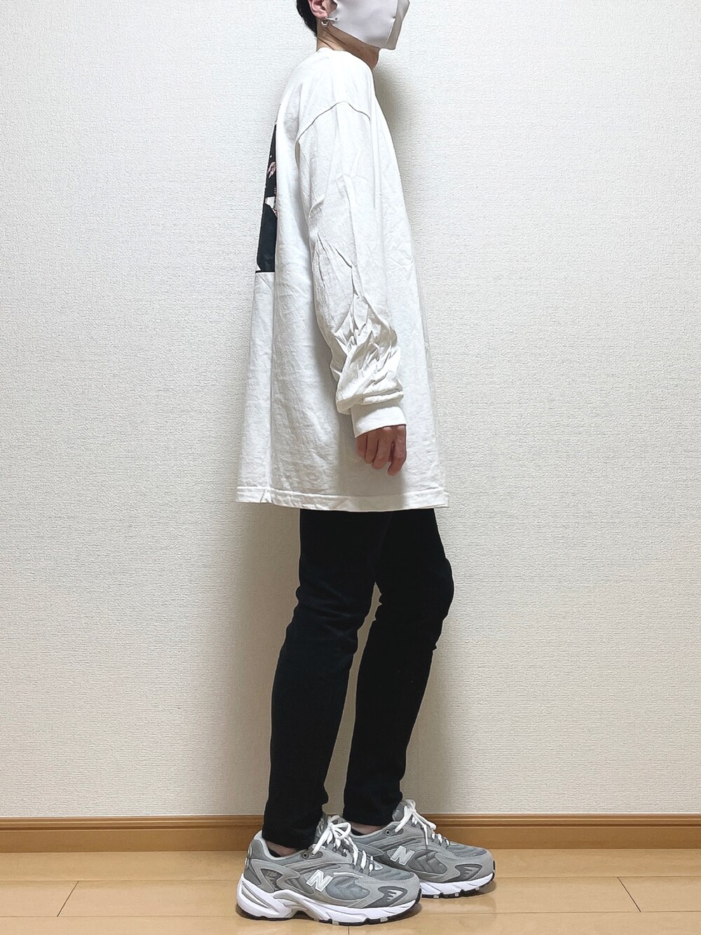 ホワイト系のTシャツ/カットソー、ブラック系のデニムパンツ、グレー系のスニーカーを着用したメンズの春コーディネートの3枚目の写真