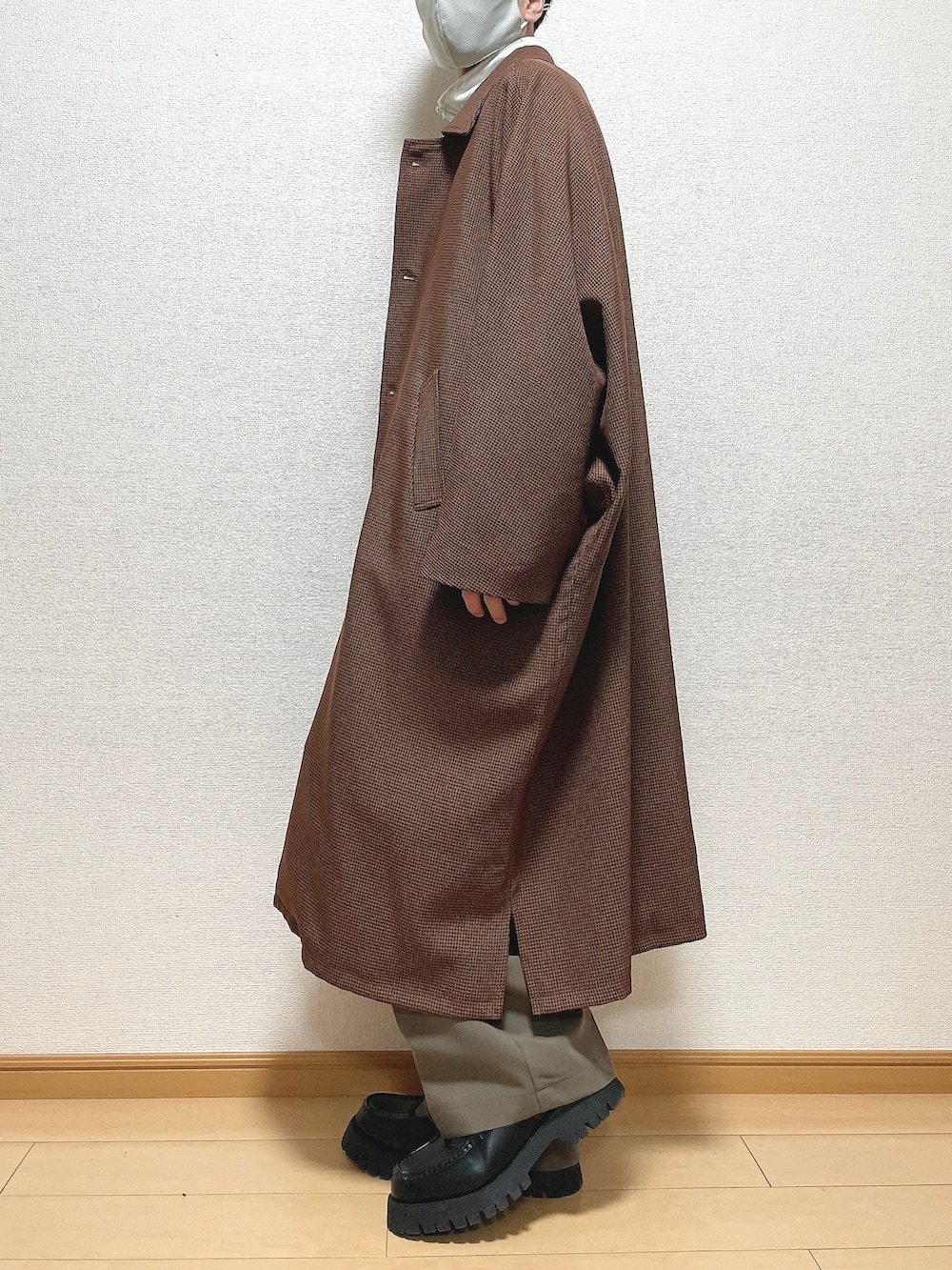 ブラウン系のステンカラーコート、グレー系のスウェット、ブラウン系のその他パンツを着用したメンズの秋コーディネートの3枚目の写真