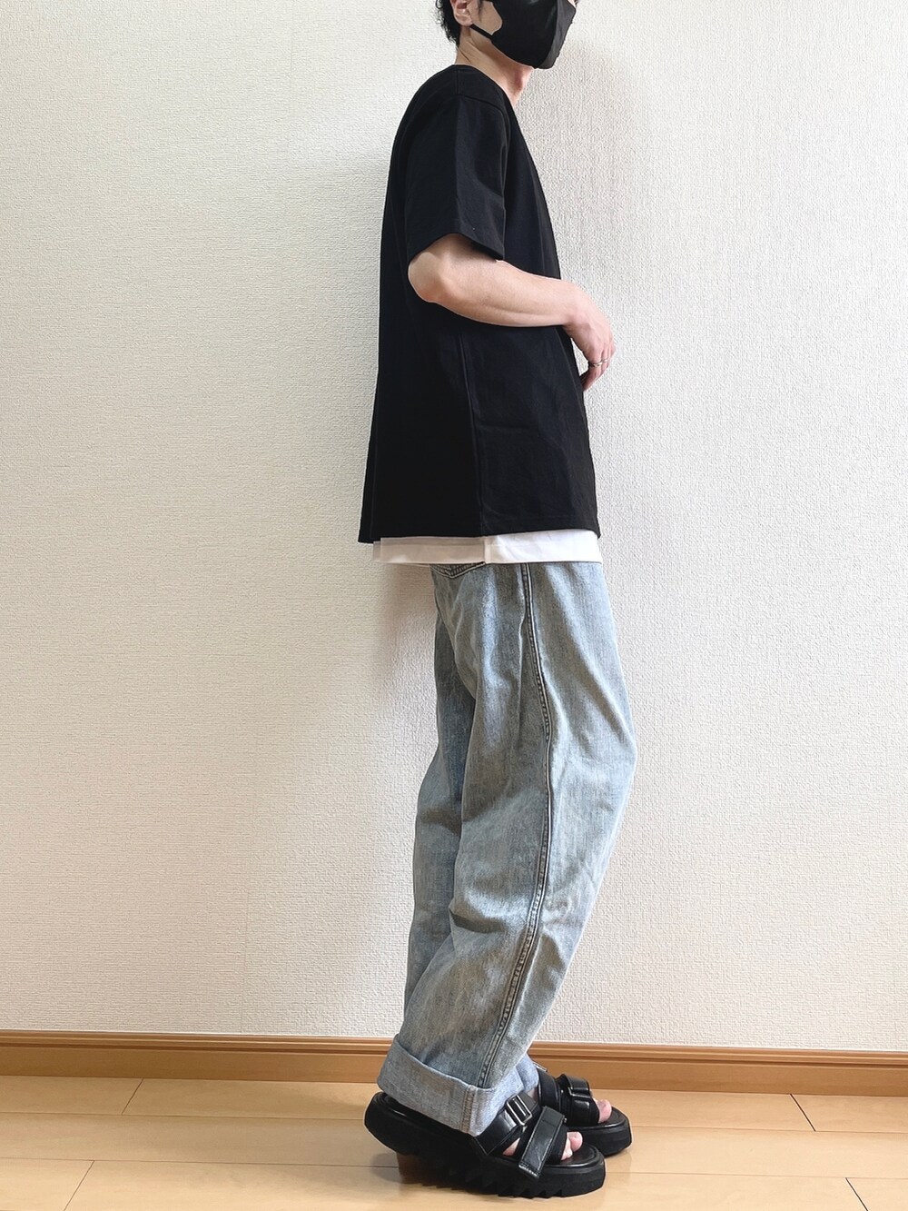 ブラック系のTシャツ/カットソー、ホワイト系のタンクトップ、ブルー系のデニムパンツを着用したメンズの夏コーディネートの2枚目の写真