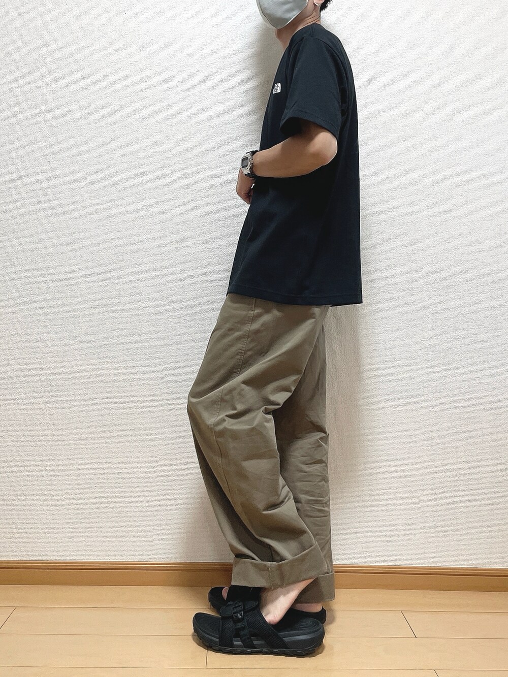 ブラック系のTシャツ/カットソー、ベージュ系のその他パンツ、ブラック系のサンダルを着用したメンズの夏コーディネートの2枚目の写真