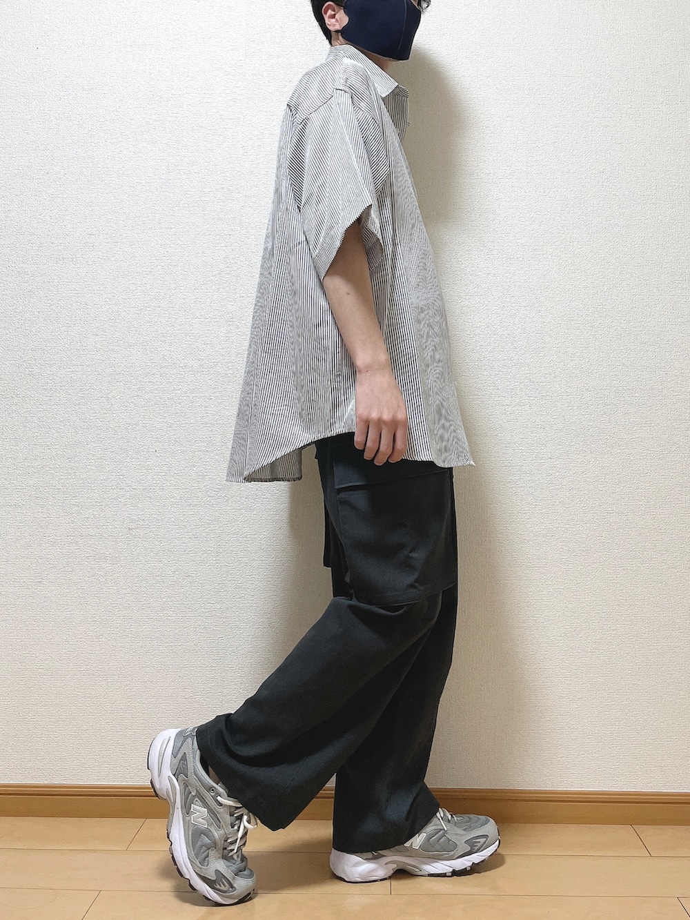 ブルー系のシャツ/ブラウス、ホワイト系のTシャツ/カットソー、グレー系のカーゴパンツを着用したメンズの春コーディネートの2枚目の写真