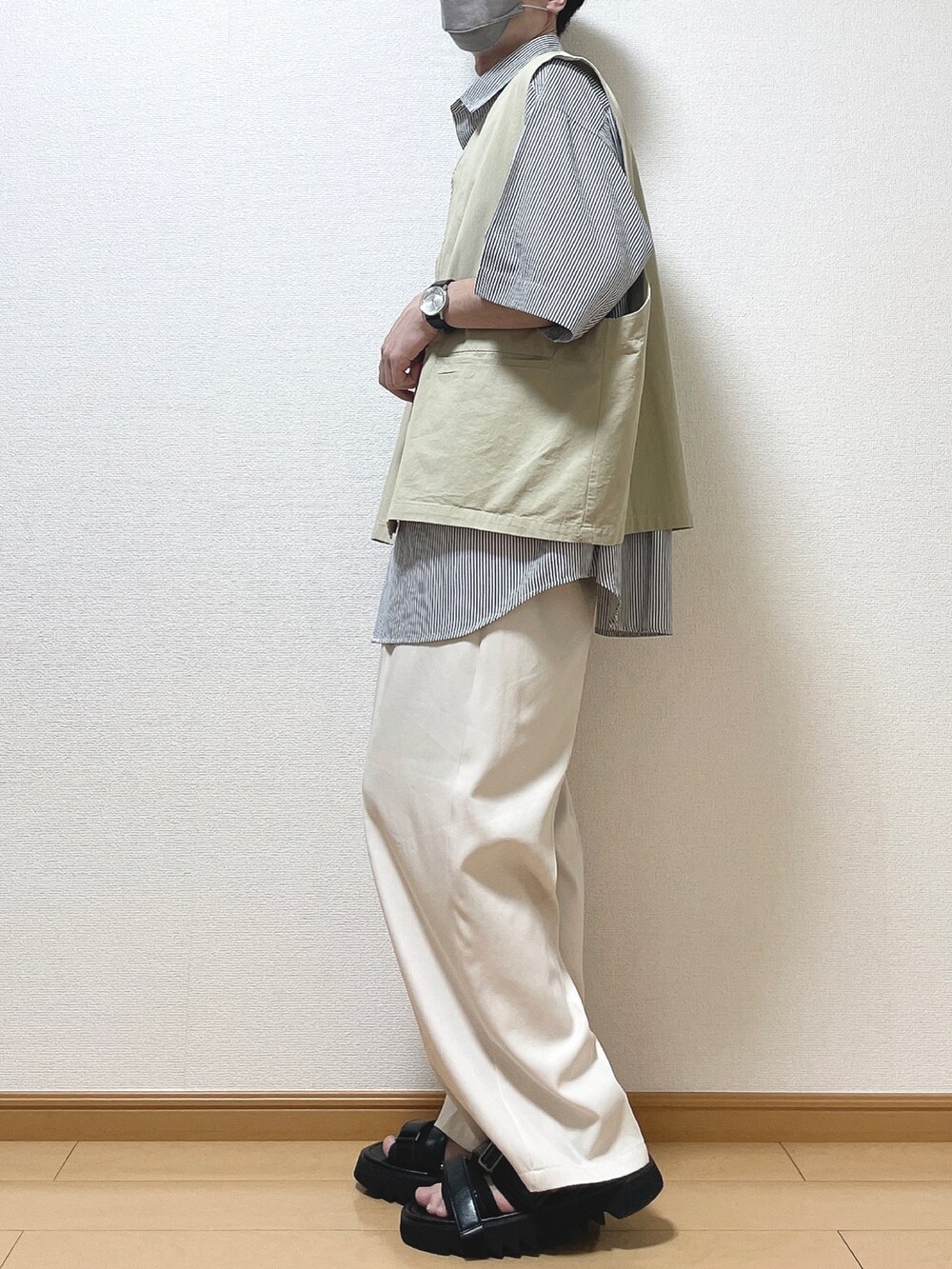 ブルー系のシャツ/ブラウス、ベージュ系のベスト、ベージュ系のスラックスを着用したメンズの夏コーディネートの3枚目の写真