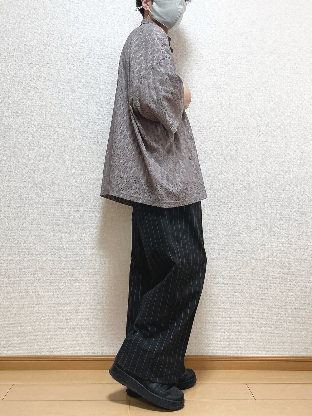 ベージュ系のシャツ/ブラウス、ホワイト系のTシャツ/カットソー、ブラック系のパンツを着用したメンズの秋コーディネートの3枚目の写真