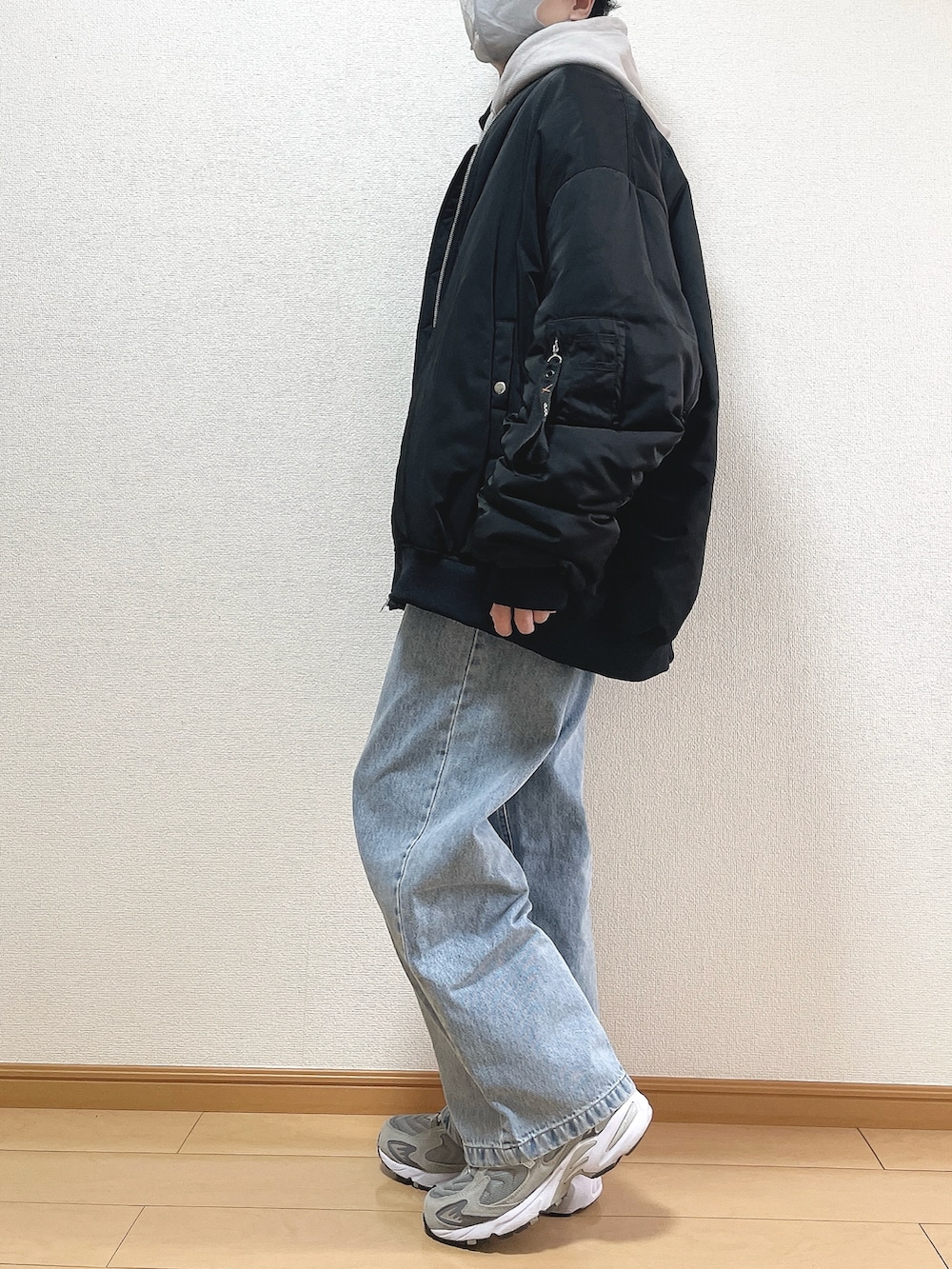 ブラック系のMA-1、グレー系のパーカー、ホワイト系のTシャツ/カットソーを着用したメンズの冬コーディネートの3枚目の写真