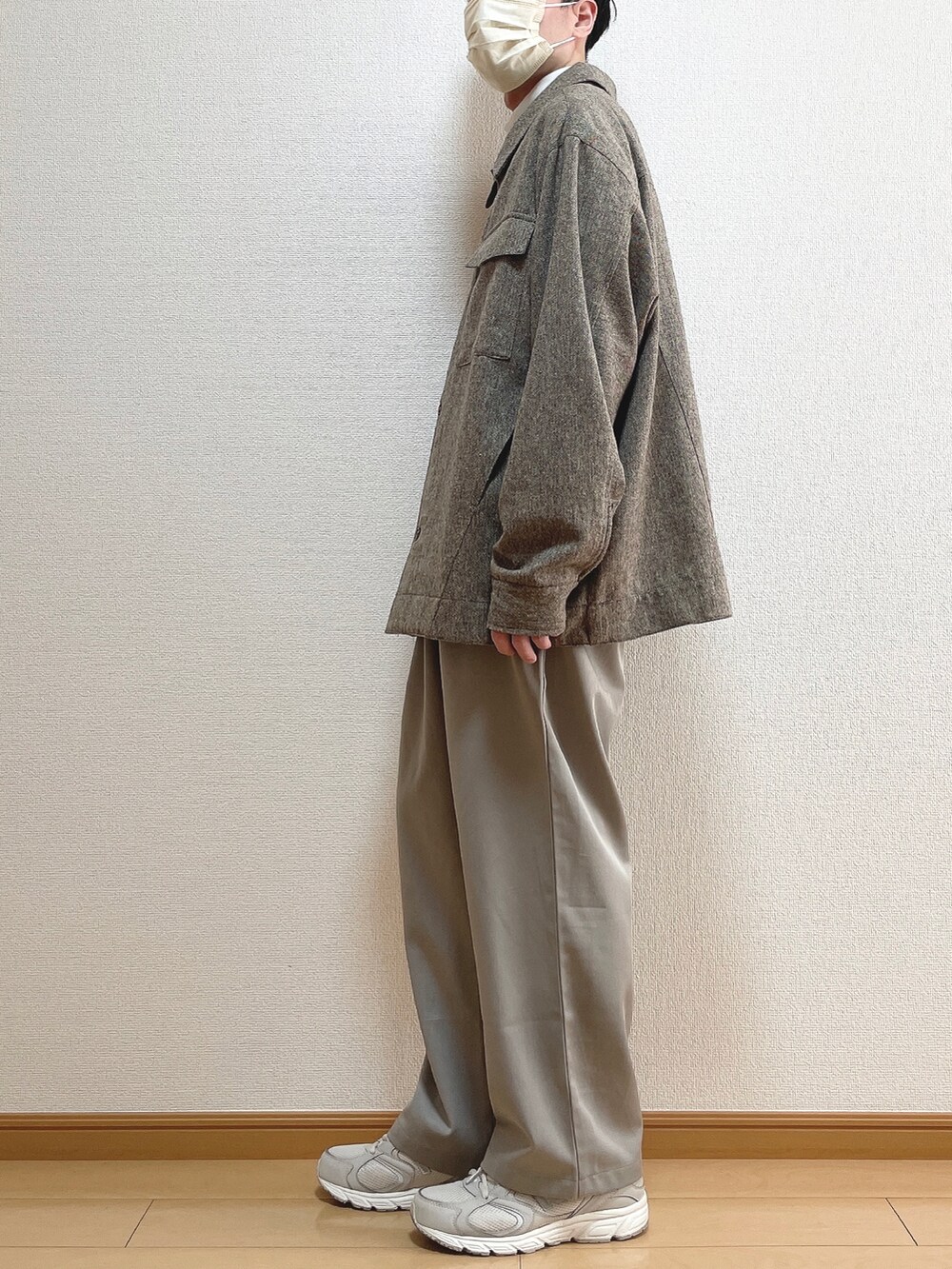 ブラウン系のシャツ/ブラウス、ホワイト系のTシャツ/カットソー、グレー系のその他パンツを着用したメンズの春コーディネートの3枚目の写真