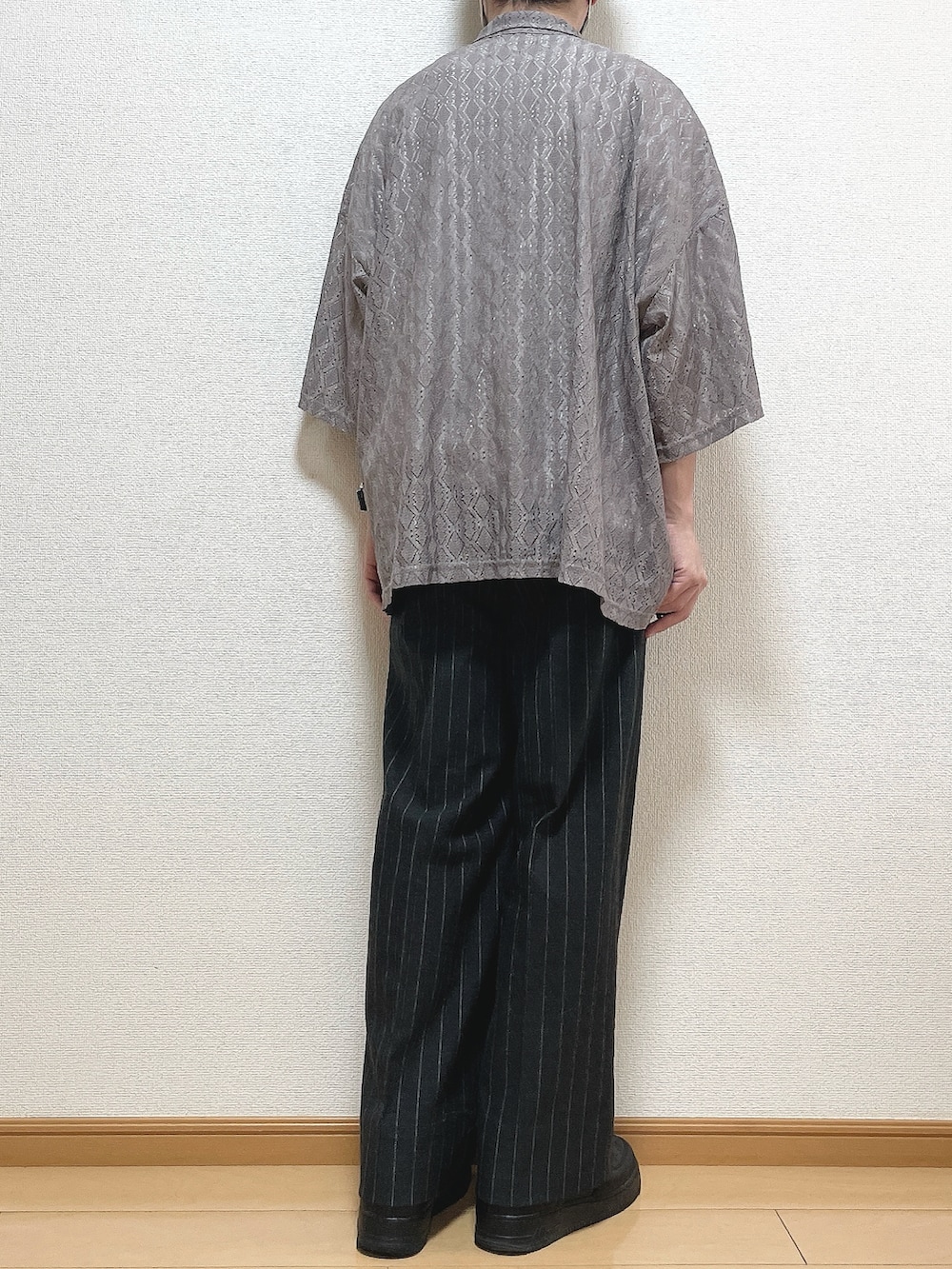 ベージュ系のシャツ/ブラウス、ホワイト系のTシャツ/カットソー、ブラック系のパンツを着用したメンズの秋コーディネートの4枚目の写真