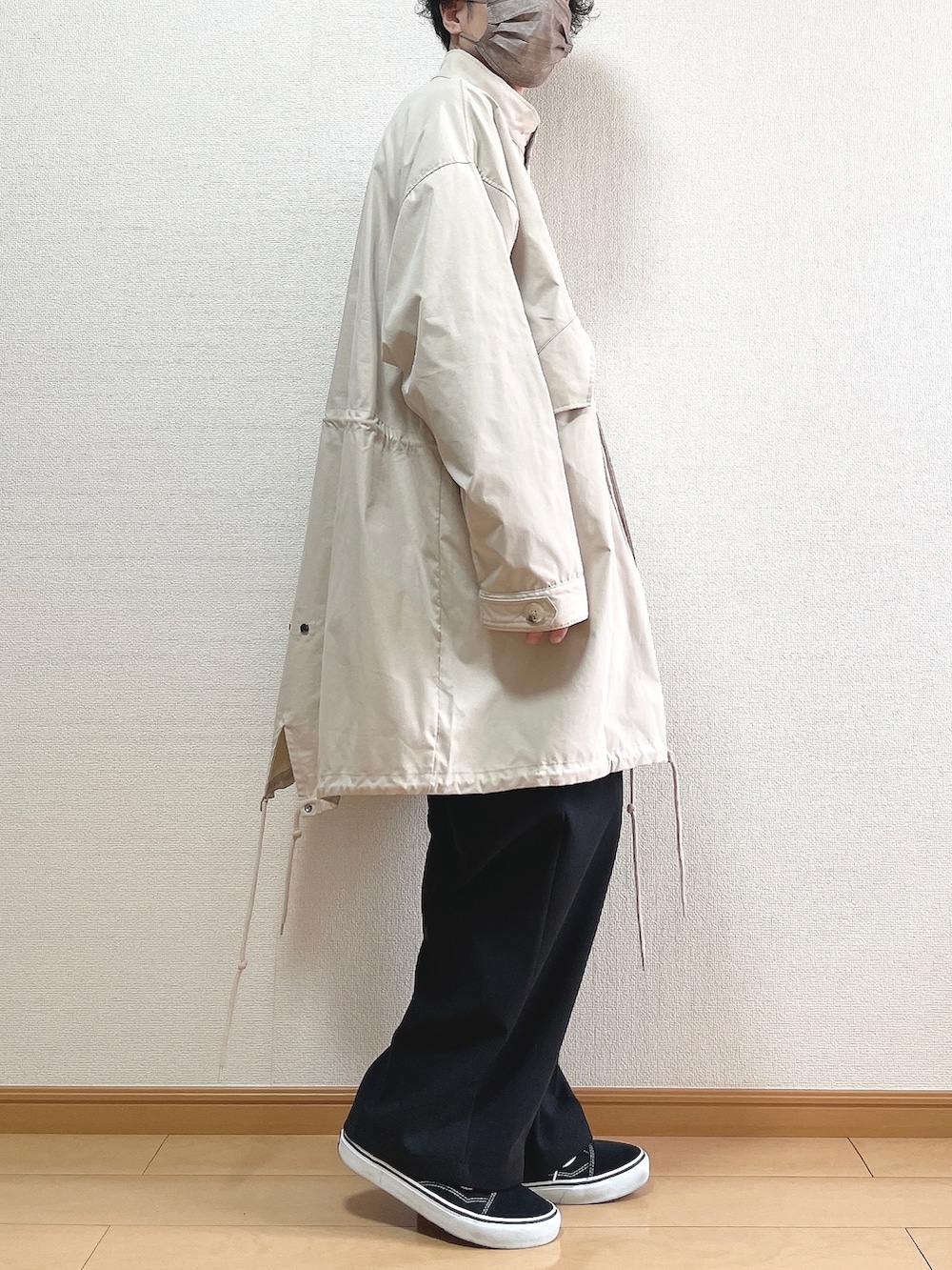 ベージュ系のモッズコート、ブラック系のその他パンツ、ブラック系のスニーカーを着用したメンズの秋コーディネートの2枚目の写真