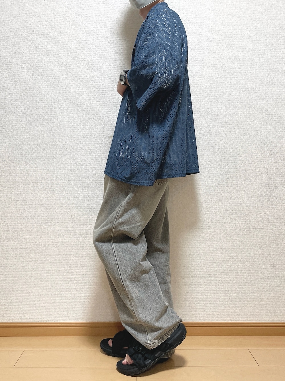 ブルー系のシャツ/ブラウス、ホワイト系のTシャツ/カットソー、ブラック系のデニムパンツを着用したメンズの夏コーディネートの3枚目の写真