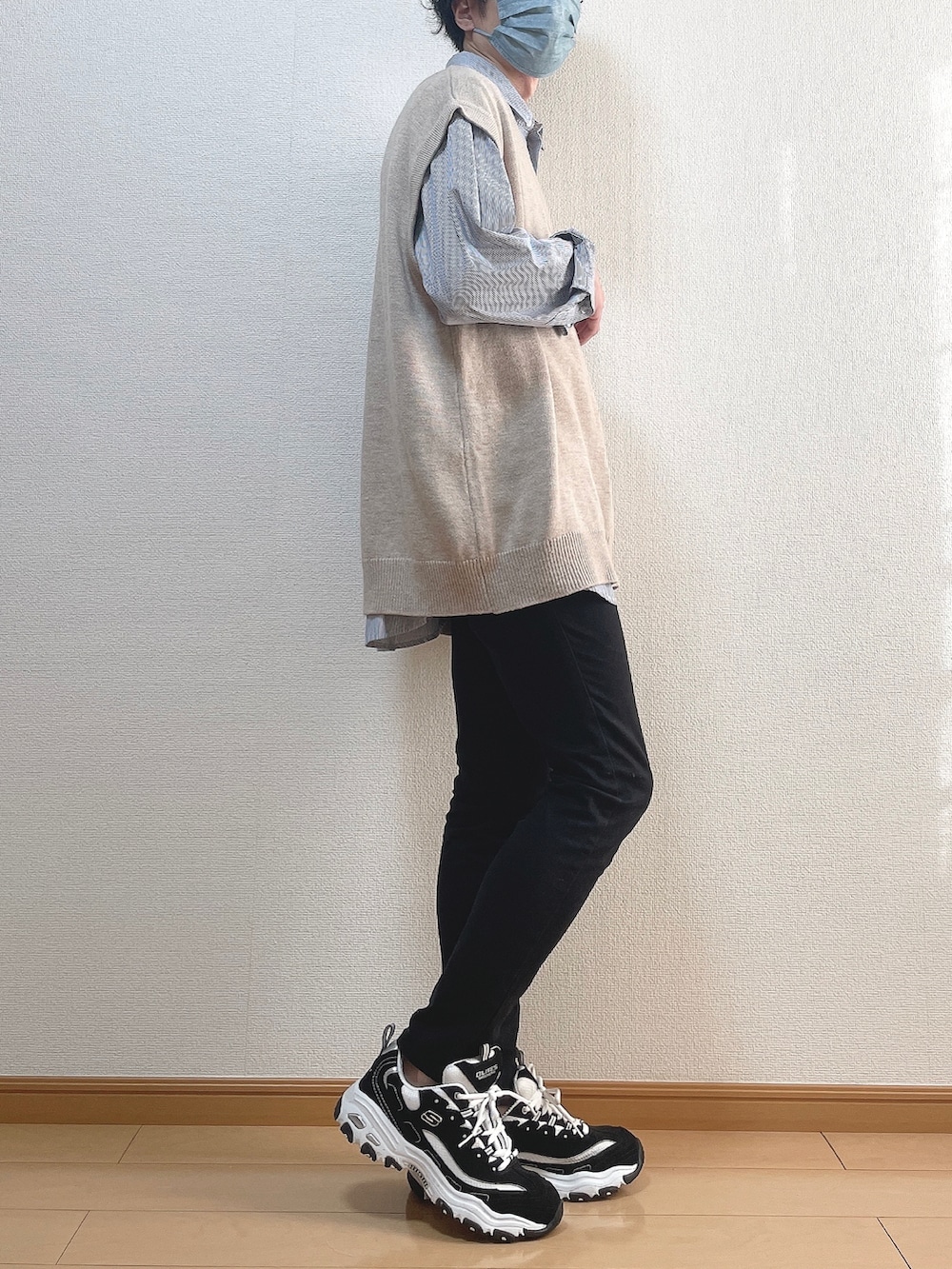 ベージュ系のニット/セーター、その他のシャツ/ブラウス、ブラック系のデニムパンツを着用したメンズの秋コーディネートの2枚目の写真