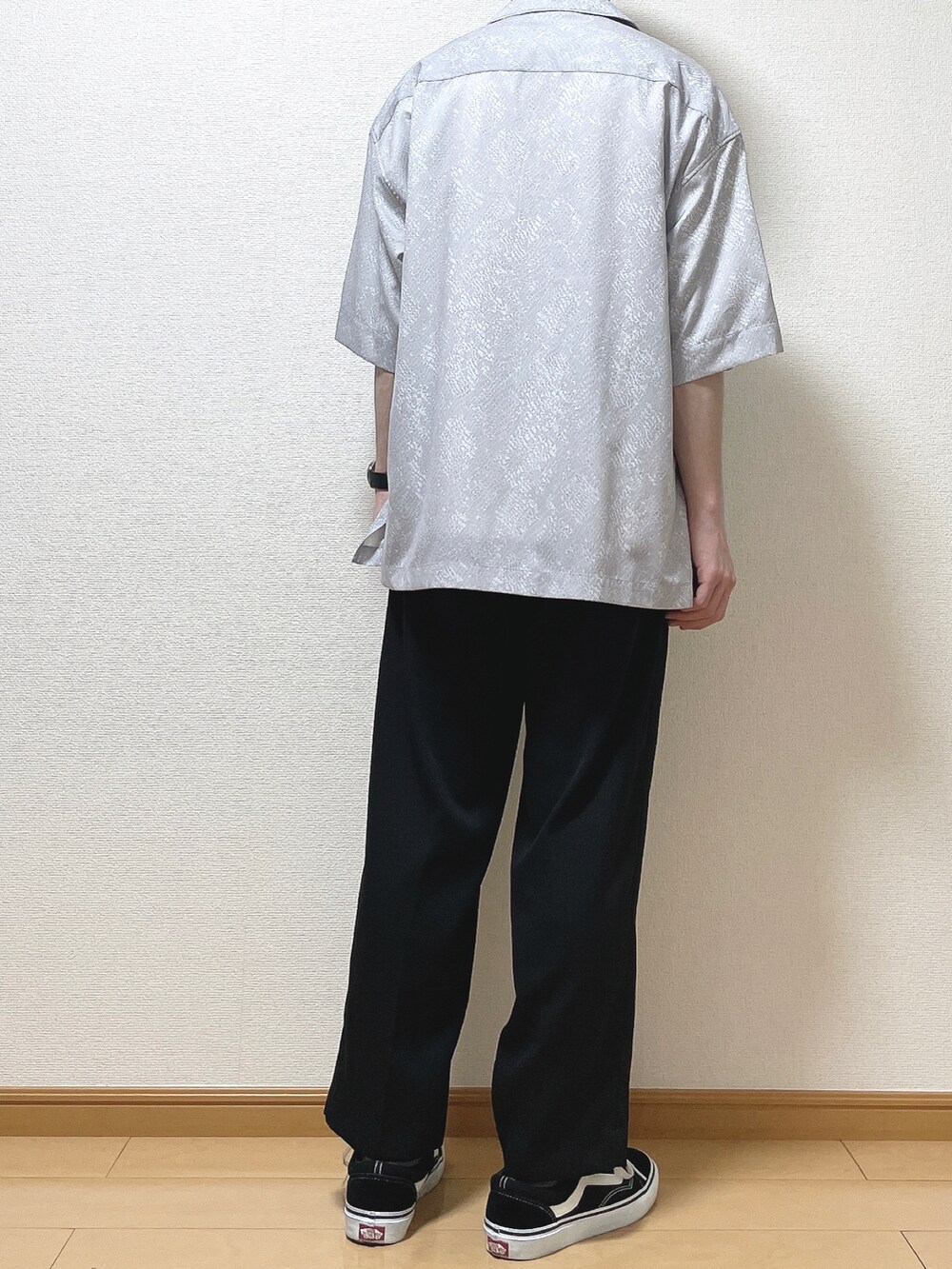 グレー系のシャツ/ブラウス、ホワイト系のTシャツ/カットソー、ブラック系のスラックスを着用したメンズの春コーディネートの4枚目の写真