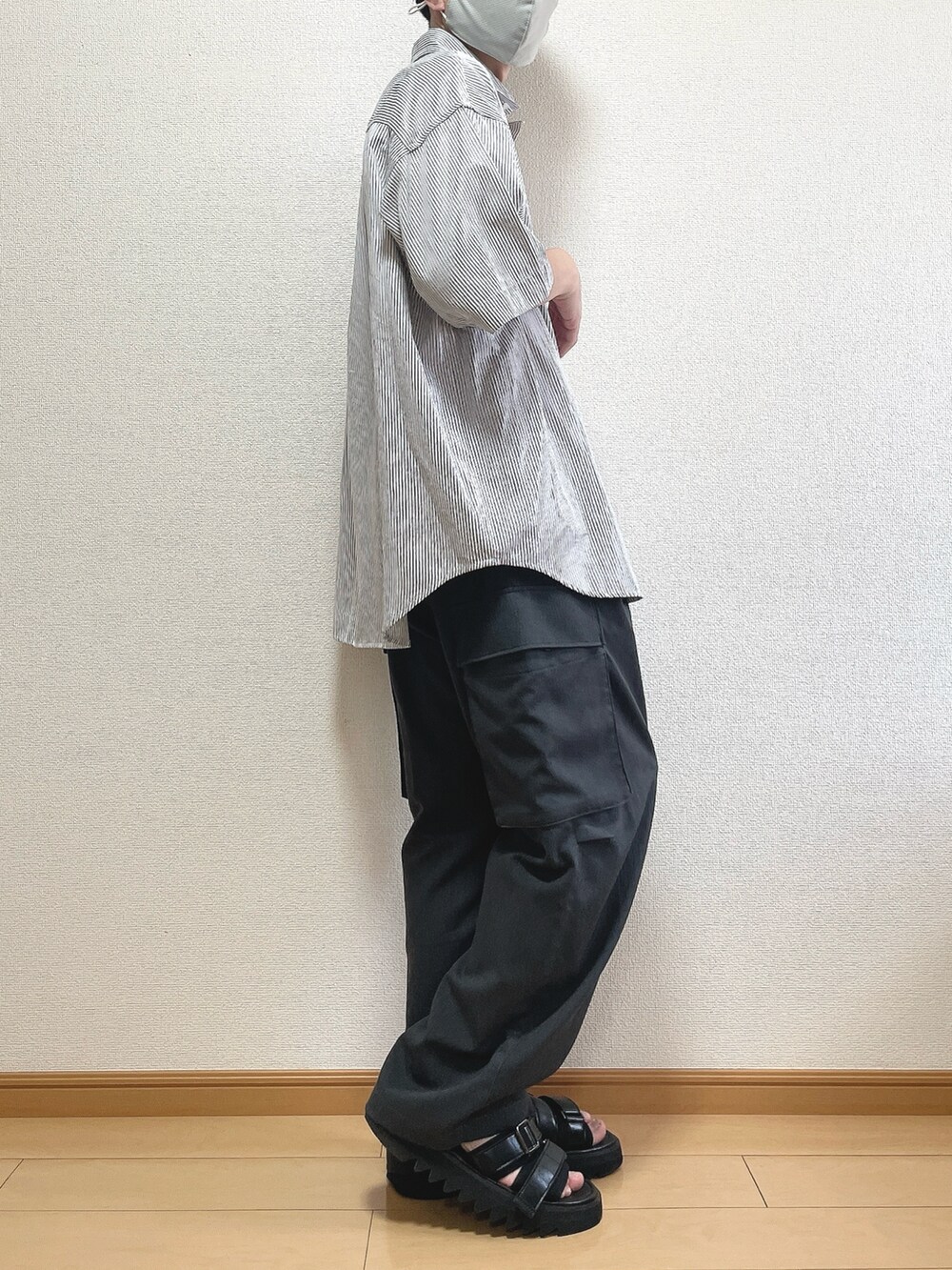 ブルー系のシャツ/ブラウス、グレー系のカーゴパンツ、ブラック系のサンダルを着用したメンズの夏コーディネートの2枚目の写真