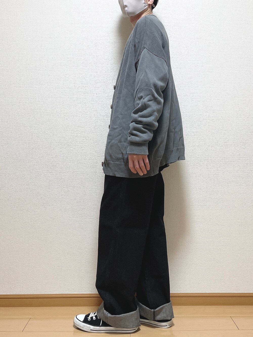 ブルー系のカーディガン/ボレロ、グリーン系のTシャツ/カットソー、ブラック系のデニムパンツを着用したメンズの春コーディネートの3枚目の写真