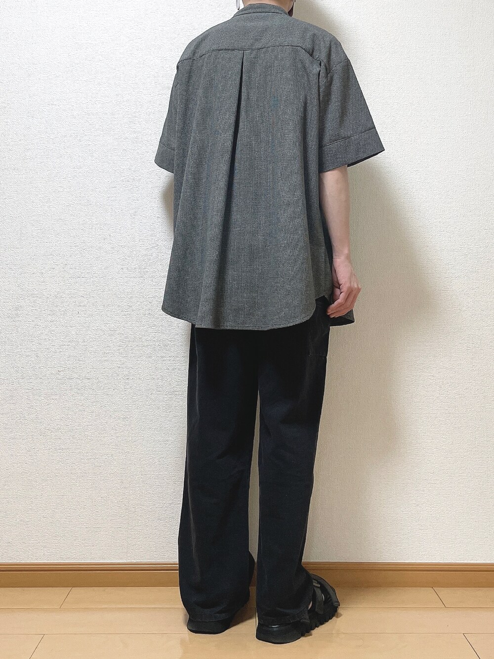 ブラック系のシャツ/ブラウス、ホワイト系のTシャツ/カットソー、ブラック系のデニムパンツを着用したメンズの春コーディネートの4枚目の写真