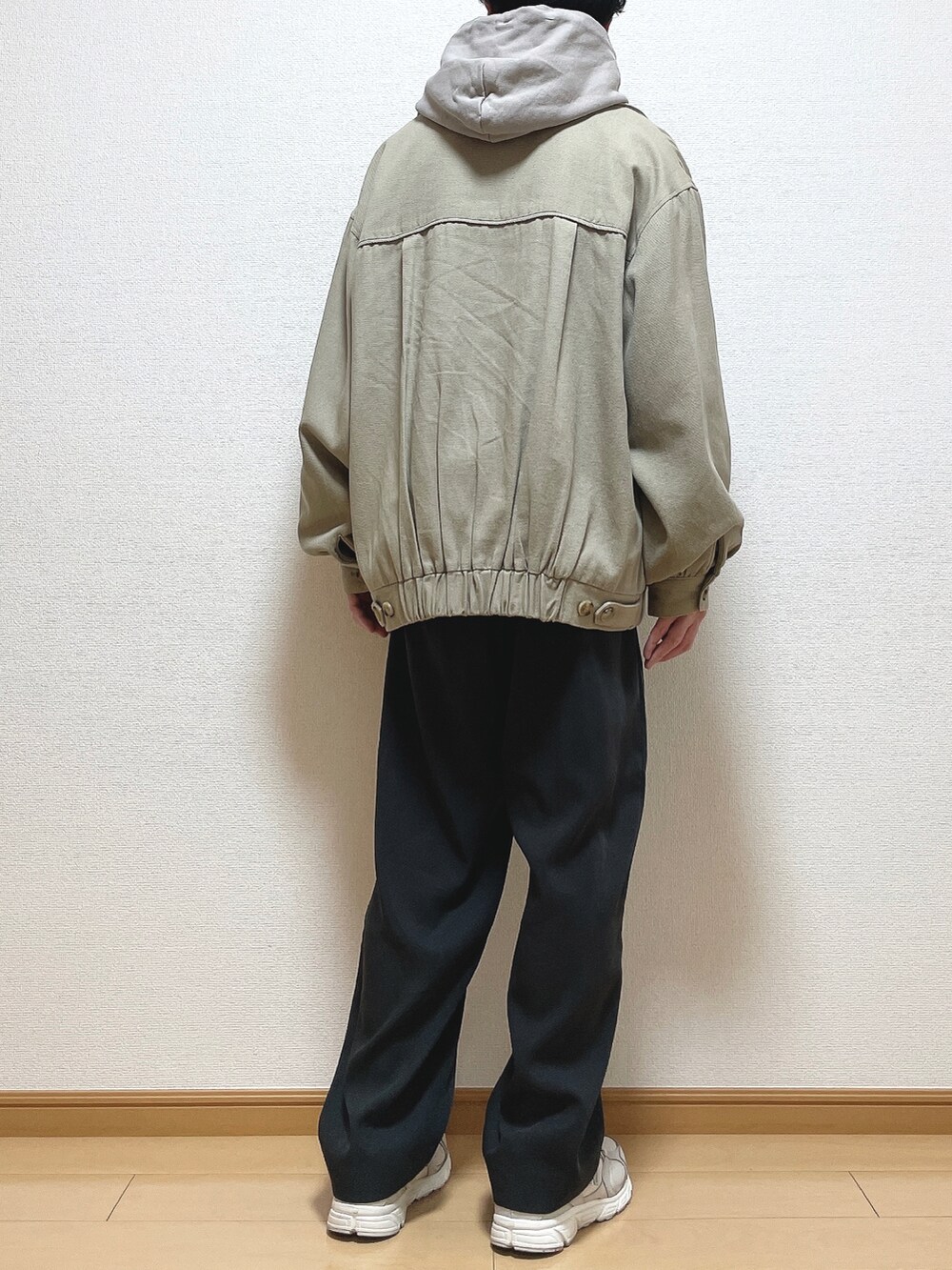 ベージュ系のブルゾン、ベージュ系のパーカー、グレー系のセットアップを着用したメンズの春コーディネートの4枚目の写真