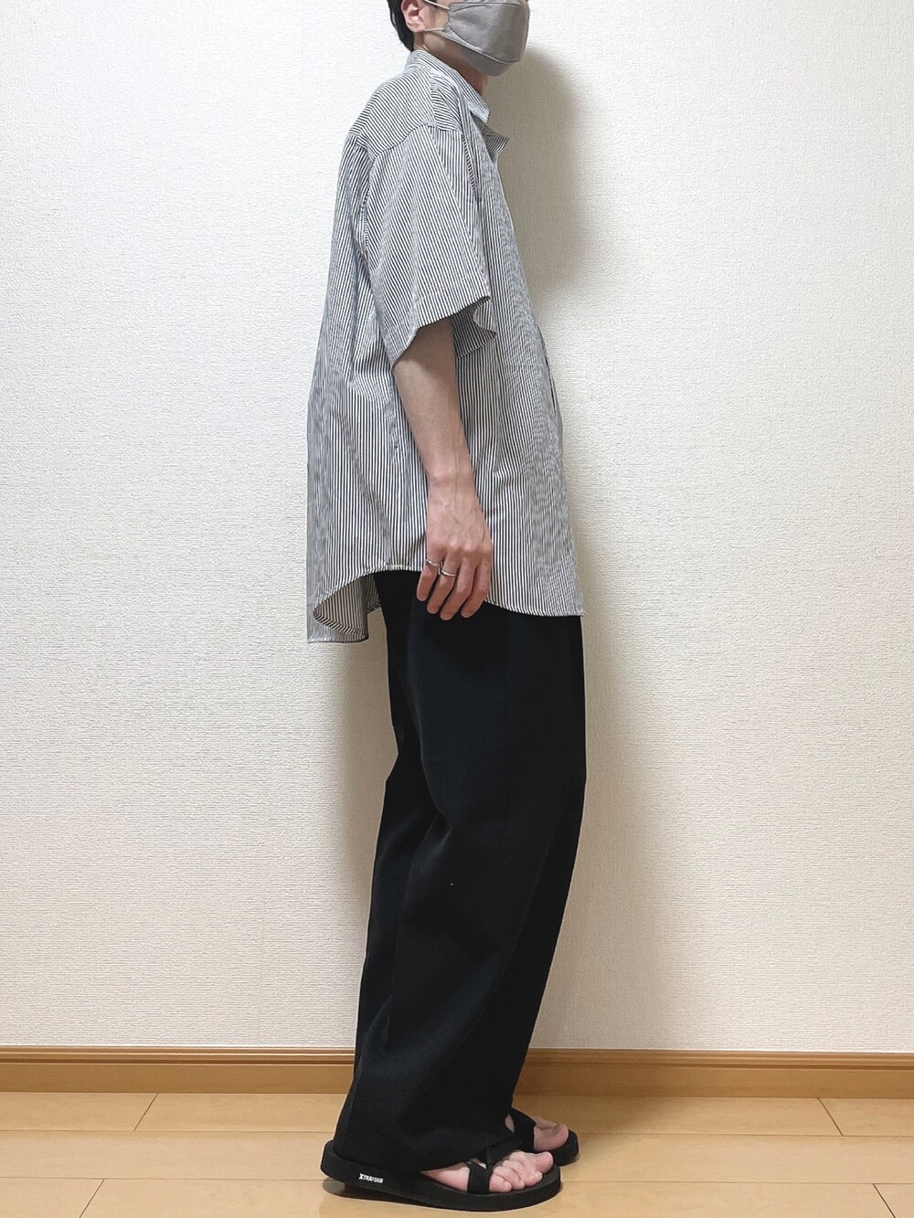 ブルー系のシャツ/ブラウス、ブラック系のその他パンツ、ブラック系のサンダルを着用したメンズの夏コーディネートの2枚目の写真