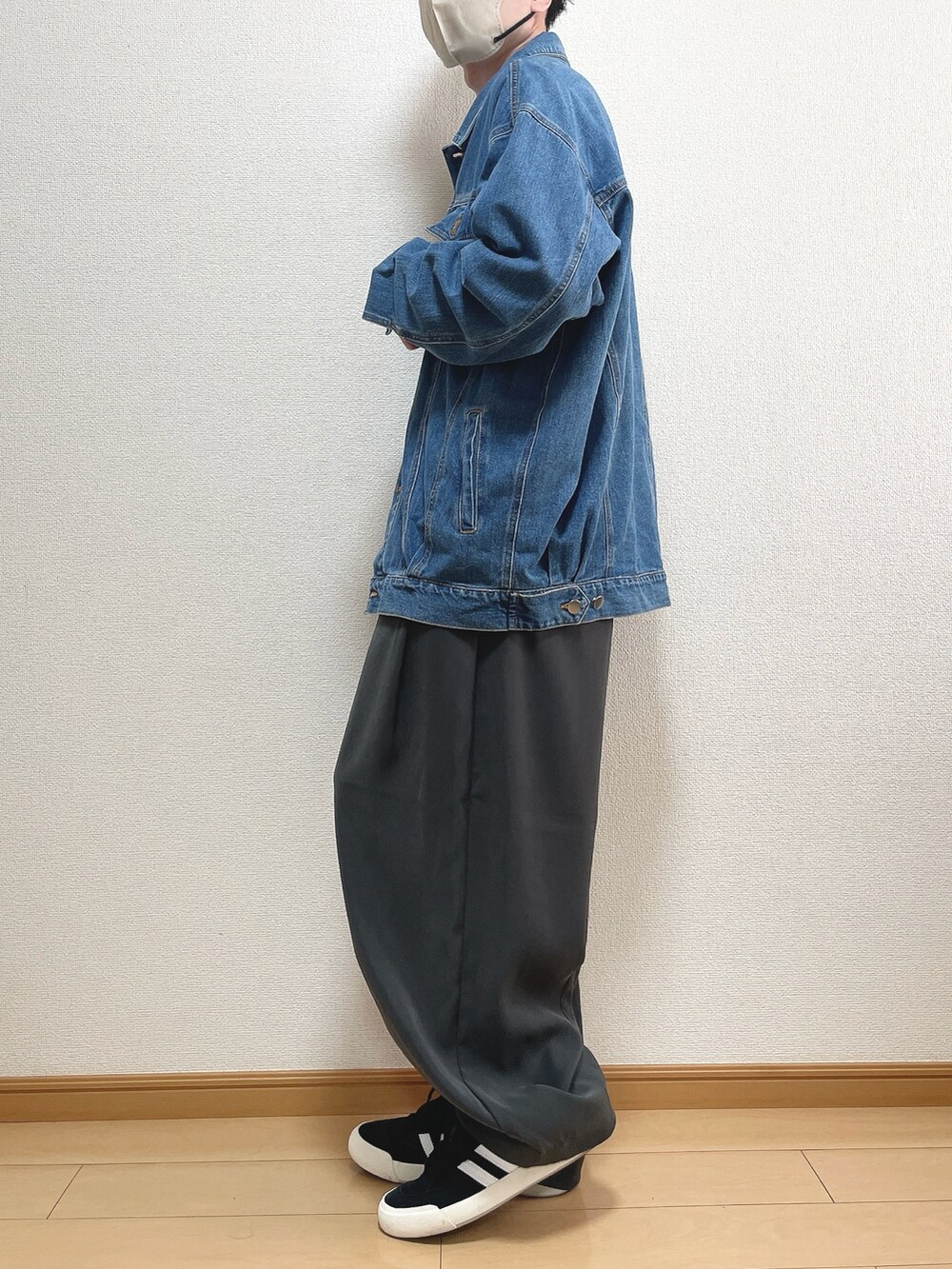 ブルー系のデニムジャケット、ホワイト系のTシャツ/カットソー、グレー系のスラックスを着用したメンズの春コーディネートの3枚目の写真